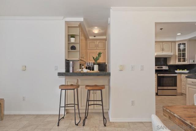 8263 Camino Del Oro, La Jolla CA: https://media.crmls.org/mediaz/c07a2c8b-1c85-4350-ab2d-f19673c6688d.jpg