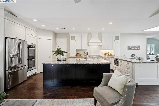 3186 Berkshire Ct, Pleasanton CA: https://media.crmls.org/mediaz/c07ba262-a406-4dec-a903-1bfc2d0e96e0.jpg