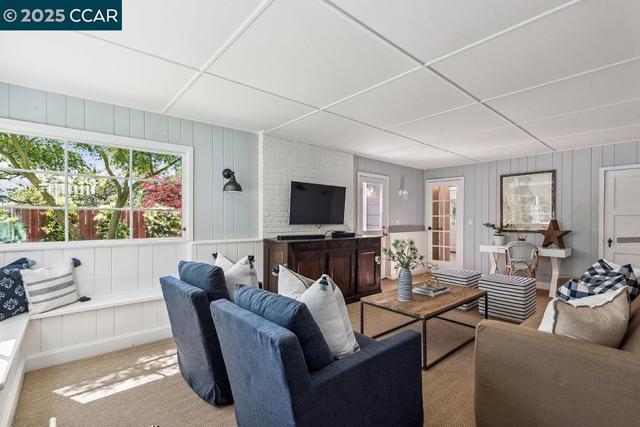 72 Davis Rd, Orinda CA: https://media.crmls.org/mediaz/c07c5ff6-a79a-4624-a240-47f2ba0d6210.jpg