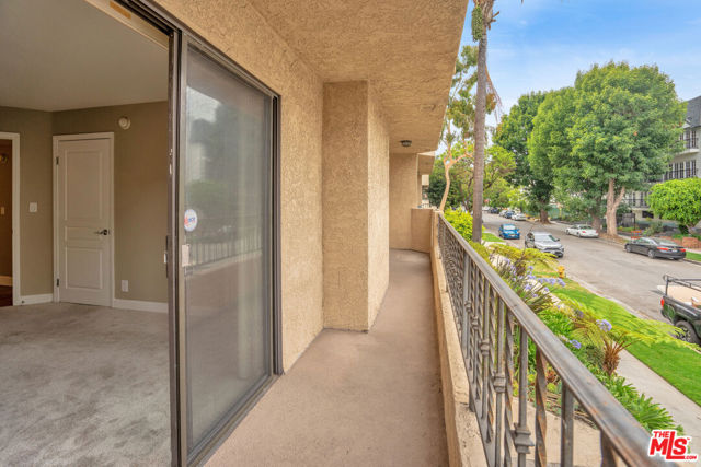 1633 S Bentley Avenue, West Los Angeles CA: https://media.crmls.org/mediaz/c07ccee8-253d-4ccf-b602-f7151898d8fe.jpg