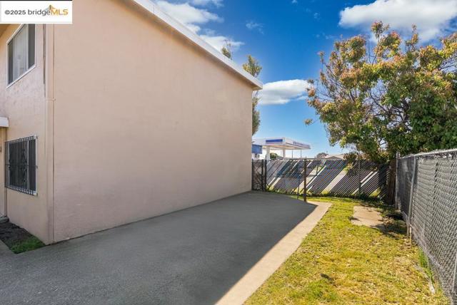 449 S 19Th St, Richmond CA: https://media.crmls.org/mediaz/c07d923a-5459-4061-beee-699801db7bfd.jpg