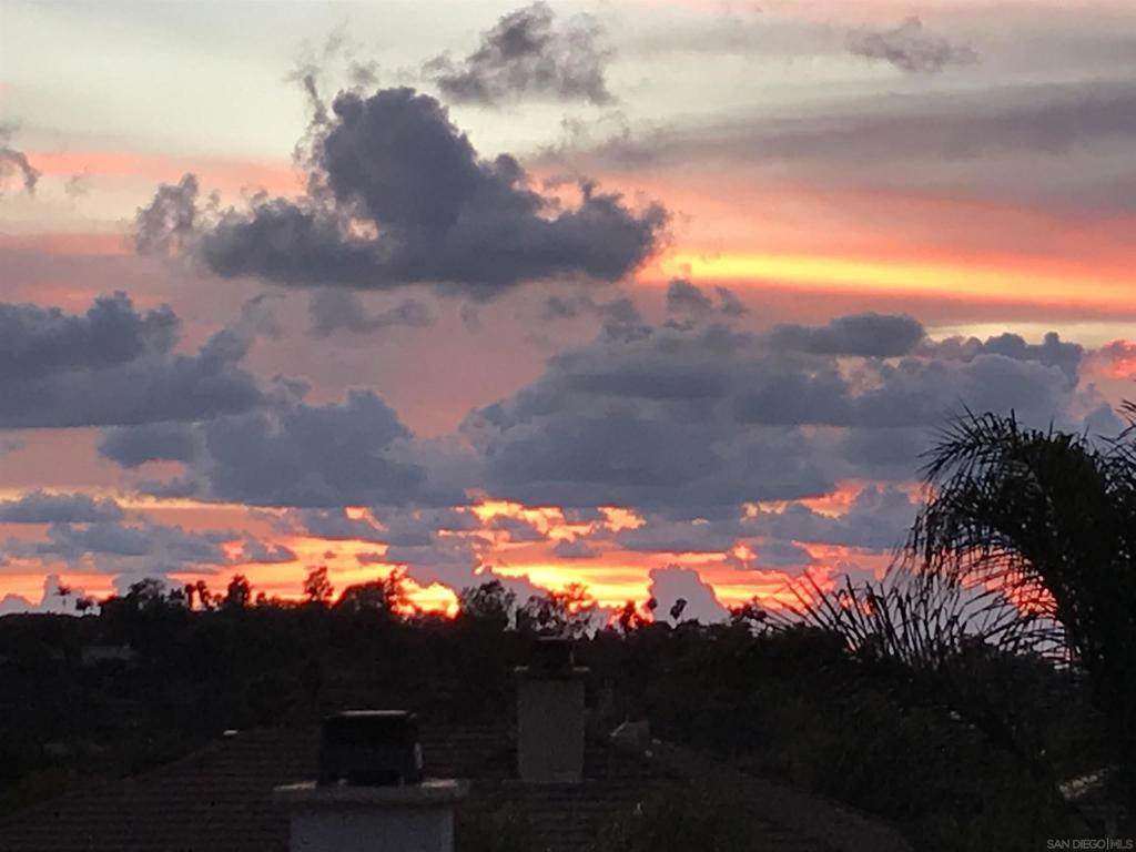 https://media.crmls.org/mediaz/c07df783-e5de-4d25-b97c-a7ef03a8670b.jpg?preset=X-Large