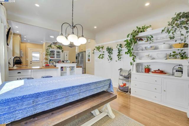 1215 Castro St, Martinez CA: https://media.crmls.org/mediaz/c081ae17-eede-4a36-97a0-10ae73945de5.jpg