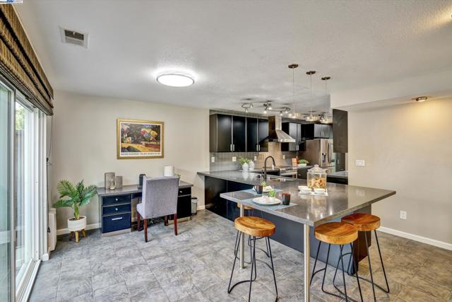 30 San Vicente Ct, Danville CA: https://media.crmls.org/mediaz/c0824bb8-f0a7-4109-b369-70aca4c800e2.jpg
