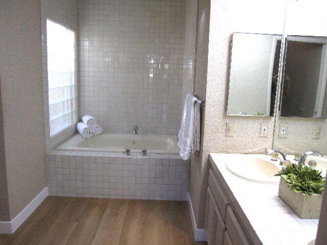 139 Lake Shore Drive, Rancho Mirage CA: https://media.crmls.org/mediaz/c0824c0d-cc3e-4ee7-ad75-e6484af88b68.jpg