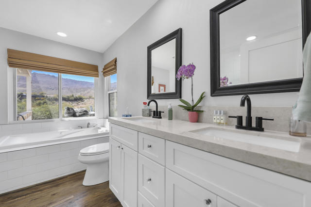 39 Country Club Drive, Palm Desert CA: https://media.crmls.org/mediaz/c0839acd-dc3f-4996-9074-17a97df24269.jpg