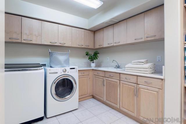 6617 Muirlands Dr, La Jolla CA: https://media.crmls.org/mediaz/c084106f-2c71-4b96-a57b-76dc8ca18756.jpg