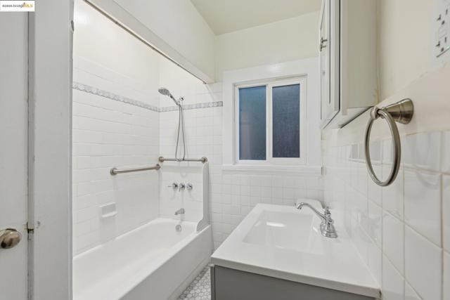 2430 27th Ave Unit D, Oakland CA: https://media.crmls.org/mediaz/c084431f-6b7c-423d-89e5-ae152eb17be2.jpg