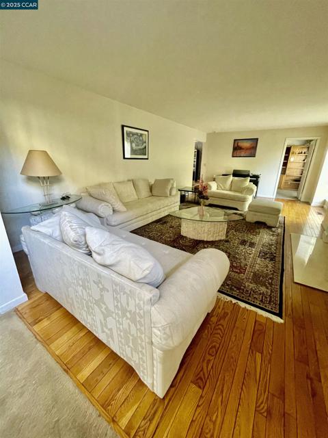 29 Heather Lane, Orinda CA: https://media.crmls.org/mediaz/c084723b-946c-437c-a098-9b58f6ca62e6.jpg