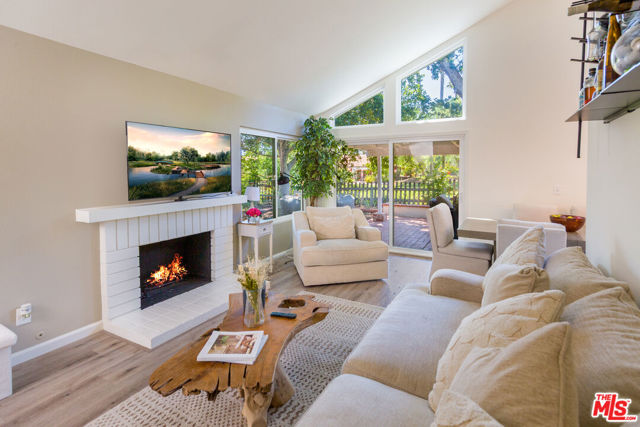 5735 Lake Lindero Drive, Agoura Hills CA: https://media.crmls.org/mediaz/c086919b-90bb-41de-ac72-04c5d8714130.jpg