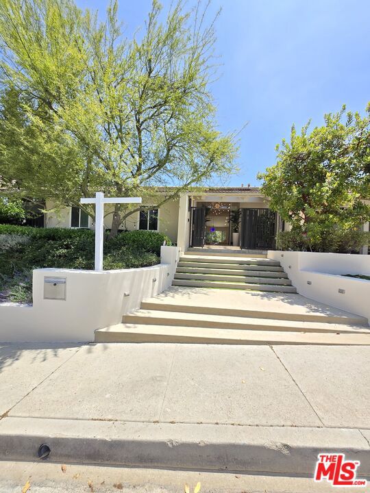 16544 Park Lane Circle, Los Angeles CA: https://media.crmls.org/mediaz/c086db5d-2e24-409d-be15-5869118ebc1c.jpg