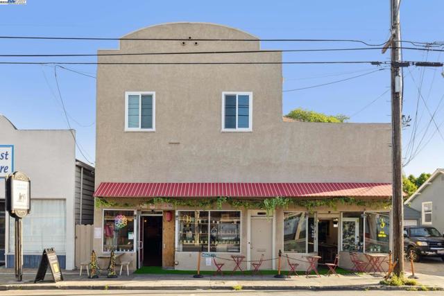 1707 Lincoln Ave, Alameda CA: https://media.crmls.org/mediaz/c0872fab-3a1a-4d65-9db0-e08bccdcb5f4.jpg
