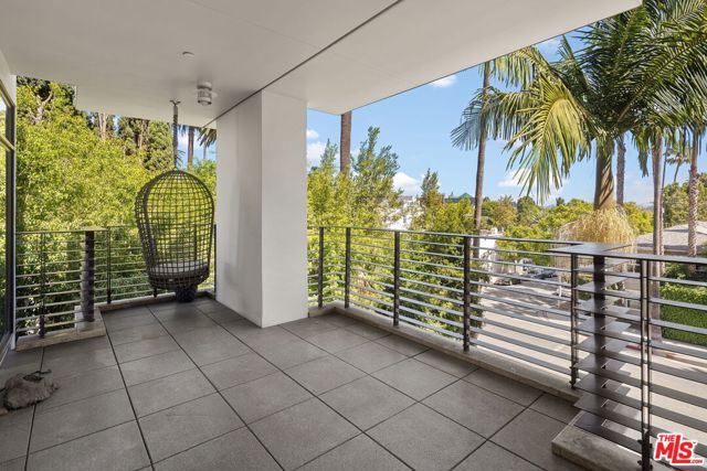 447 North Doheny Drive, 305 photo 30