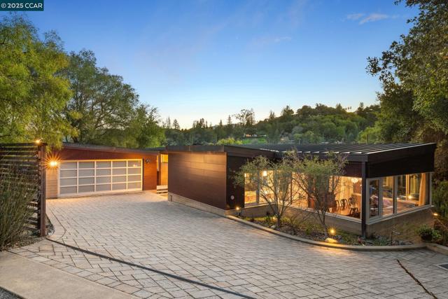 2 Crane Ct, Orinda CA: https://media.crmls.org/mediaz/c087ae20-b013-40c4-abb9-2c6715876f73.jpg