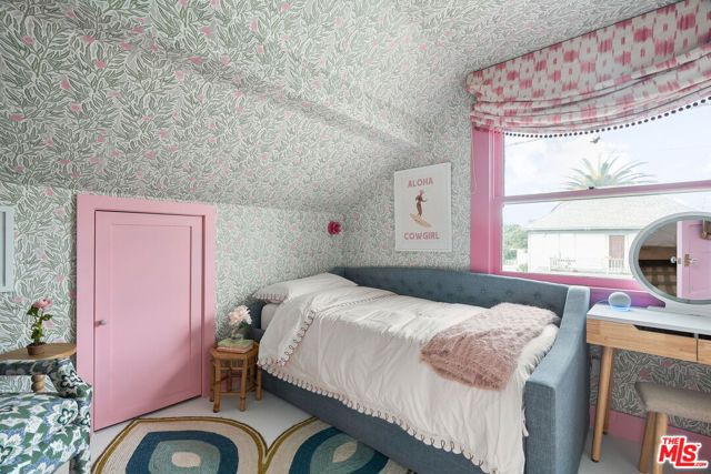 2704 3rd Street, Santa Monica CA: https://media.crmls.org/mediaz/c087bad6-5e8a-429d-9b14-e548655621d5.jpg