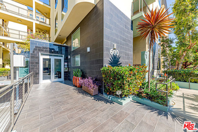600 S Ridgeley Drive, Los Angeles CA: https://media.crmls.org/mediaz/c087c455-83b3-4ac4-b83c-13453d332ab2.jpg