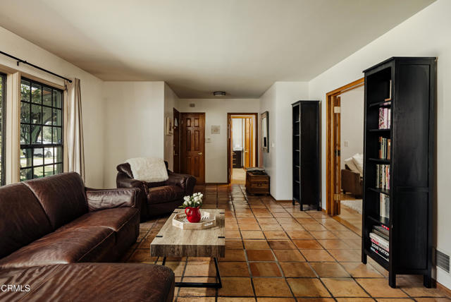 Detail Gallery Image 10 of 29 For 3818 Altura Ave, La Crescenta,  CA 91214 - 3 Beds | 2 Baths