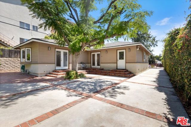 4385 Camellia Avenue, Studio City CA: https://media.crmls.org/mediaz/c089062a-9583-4382-8c68-13190346d8d1.jpg