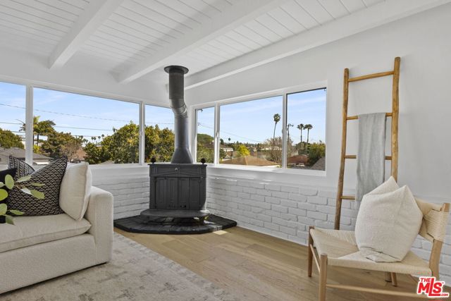 3908 Bentley Avenue, Culver City CA: https://media.crmls.org/mediaz/c08a2675-fe25-4899-bab8-1849b980cc3d.jpg