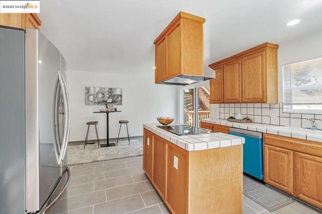 6659 Exeter Dr, Oakland CA: https://media.crmls.org/mediaz/c08a5e1a-cb38-4782-82fb-dd142a2dc286.jpg