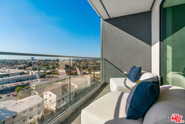 3688 Overland Avenue, Los Angeles CA: https://media.crmls.org/mediaz/c08a7b8f-8851-45d8-a616-0ef9819c06f3.jpg