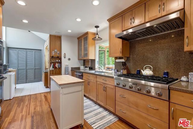 3238 Corinth Avenue, Los Angeles CA: https://media.crmls.org/mediaz/c08b8be4-c62c-4179-951d-265ee472dfbd.jpg