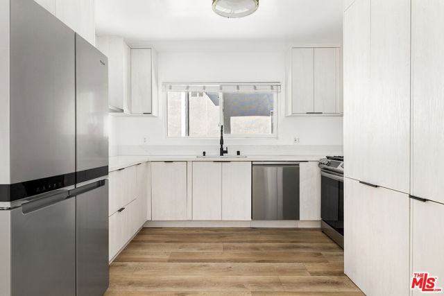 340 N Palm Drive, Beverly Hills CA: https://media.crmls.org/mediaz/c08c55a5-4e4c-417d-b56e-629956d90580.jpg