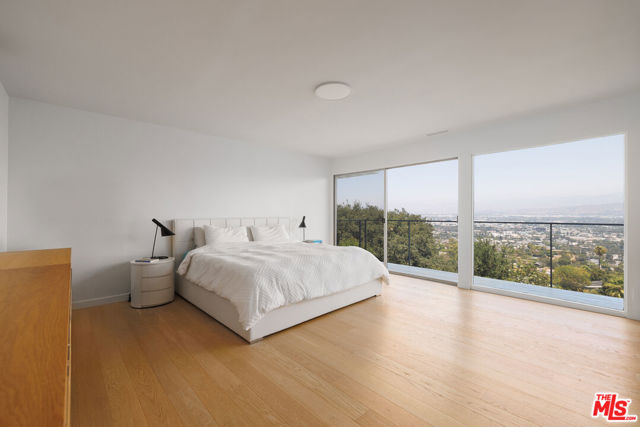 3268 Wrightwood Drive, Studio City CA: https://media.crmls.org/mediaz/c08c77b6-8700-417d-a4b4-964e222ac1b5.jpg