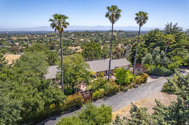 13038 Vista Del Valle Court, Los Altos Hills CA: https://media.crmls.org/mediaz/c08d3ee6-2a06-48d8-b5d5-aabbc71ae33c.jpg