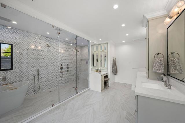 16770 Via De Los Rosales, Rancho Santa Fe CA: https://media.crmls.org/mediaz/c08e6c98-93a7-4ff5-a002-10837540c7bf.jpg