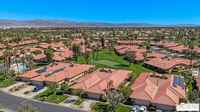 34 Camino Arroyo Place, Palm Desert CA: https://media.crmls.org/mediaz/c08eebbc-5122-4e85-a4fb-06babe18426a.jpg