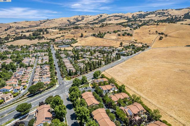 4182 Lautrec Dr, San Jose CA: https://media.crmls.org/mediaz/c090cd3f-9333-4a73-ac2e-5f81afdbdb84.jpg