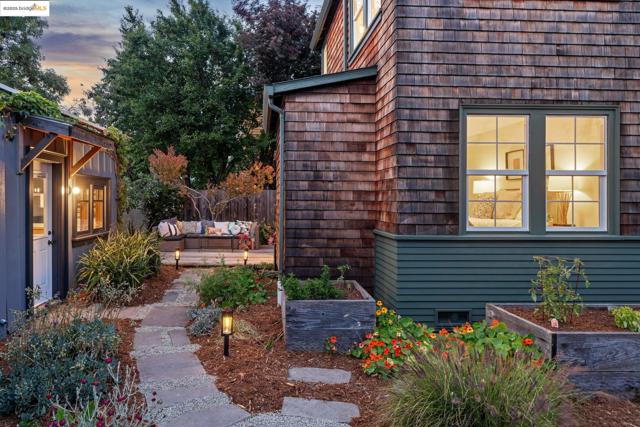 1350 Curtis St, Berkeley CA: https://media.crmls.org/mediaz/c090f84c-f77f-4348-9b55-4709cf614cc2.jpg