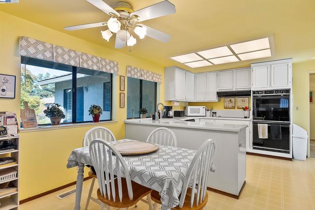 3803 Cheshire Ct, Pleasanton CA: https://media.crmls.org/mediaz/c0912cd8-e364-4a82-8aec-c6ee5faec292.jpg