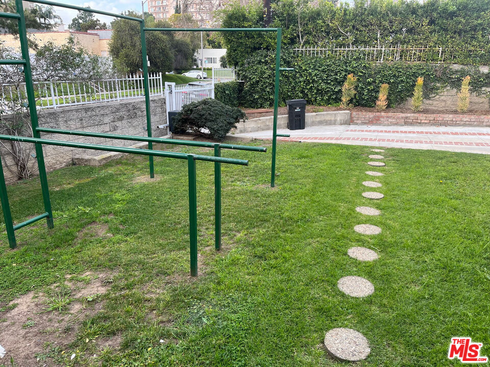 https://media.crmls.org/mediaz/c0939d0b-b9a4-4225-b0a6-2016059dc9b4.jpg?preset=X-Large