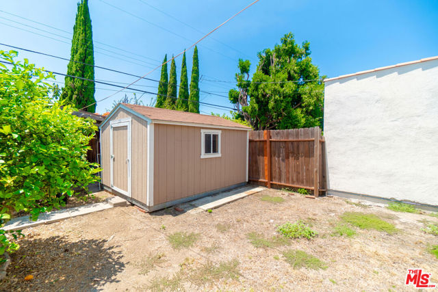3300 Garden Avenue, Los Angeles CA: https://media.crmls.org/mediaz/c093aaf9-5bff-46a3-9075-fcadfca29086.jpg