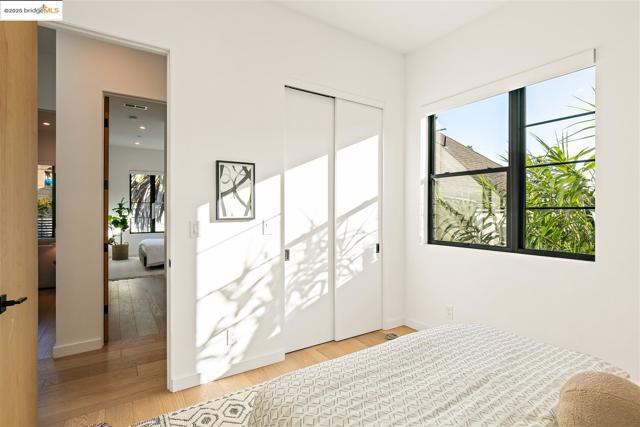 3317 Harrison St, Oakland CA: https://media.crmls.org/mediaz/c093d29b-9eda-4e31-b1a6-ec8975c8b0ff.jpg