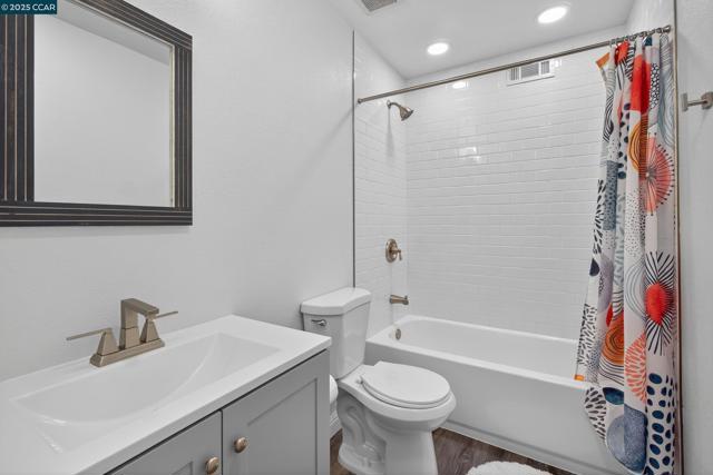 2173 Madrone Dr, Fairfield CA: https://media.crmls.org/mediaz/c09439eb-cd52-4dce-9f52-1f7c85e65022.jpg