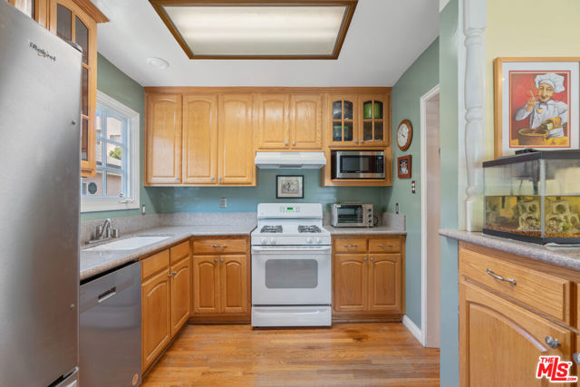 4436 Stansbury Avenue, Sherman Oaks CA: https://media.crmls.org/mediaz/c094b943-deb6-4742-976a-86d7e25bd005.jpg