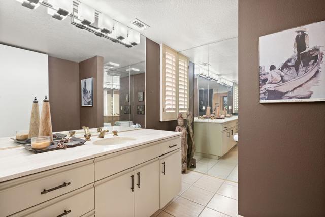 267 Kavenish W Drive, Rancho Mirage CA: https://media.crmls.org/mediaz/c095c58d-66ed-4a92-a36f-0d9978c23f35.jpg