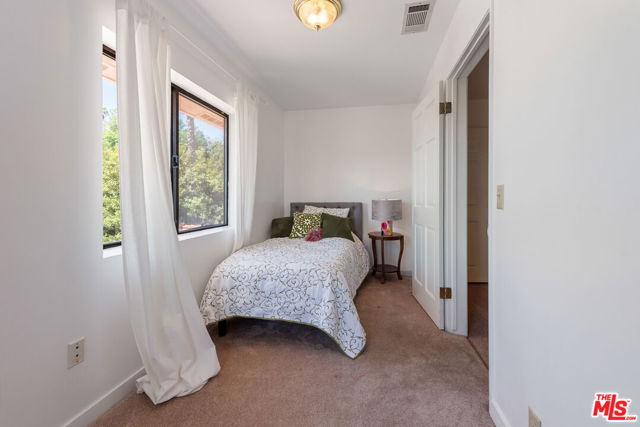 2357 Knob Hill Drive, Riverside CA: https://media.crmls.org/mediaz/c09650c0-c98a-4f70-8fb4-35bfb13f6c96.jpg