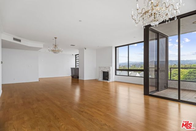10350 Wilshire Boulevard, Los Angeles CA: https://media.crmls.org/mediaz/c096dab6-e450-43f7-ab85-9a11024f9124.jpg