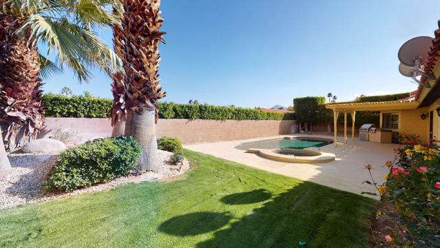 47230 Golden Bush Court, Palm Desert CA: https://media.crmls.org/mediaz/c09849ea-3084-407e-a140-9d35877ac4cd.jpg