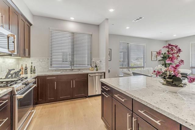 1028 Foster Square Lane, Foster City CA: https://media.crmls.org/mediaz/c09a9904-70cd-46e1-9652-62e745a5de2b.jpg