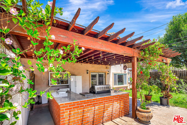 14916 Hesby Street, Sherman Oaks CA: https://media.crmls.org/mediaz/c09dda64-1d18-469a-9feb-f2aaa6013e14.jpg