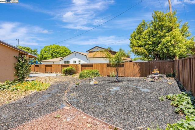 40122 Besco Dr, Fremont CA: https://media.crmls.org/mediaz/c09de032-2e8b-4485-a5a6-1999ba79405d.jpg
