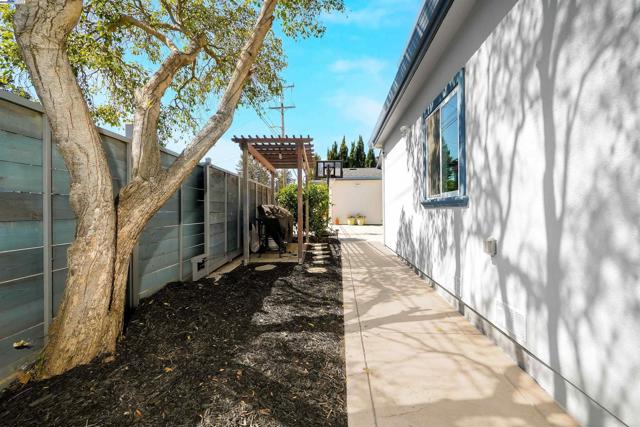 3254 Keith Ave, Castro Valley CA: https://media.crmls.org/mediaz/c09fcc08-e54c-4027-b568-7484a2fbe942.jpg