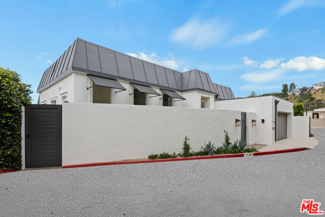 1539 Viewsite Drive, Los Angeles CA: https://media.crmls.org/mediaz/c0a1f5b0-f6d8-4b93-8a87-6b19d381af32.jpg