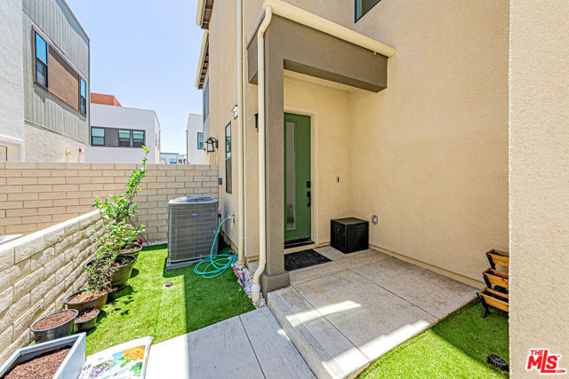 27457 Flycatcher Place, Valencia CA: https://media.crmls.org/mediaz/c0a26c85-10c7-4b17-9708-16bfa5ee2c15.jpg