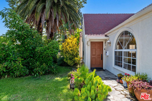 1710 Santa Paula Place, Glendale CA: https://media.crmls.org/mediaz/c0a2a0a6-2847-46d9-9530-213a9b3a8f19.jpg